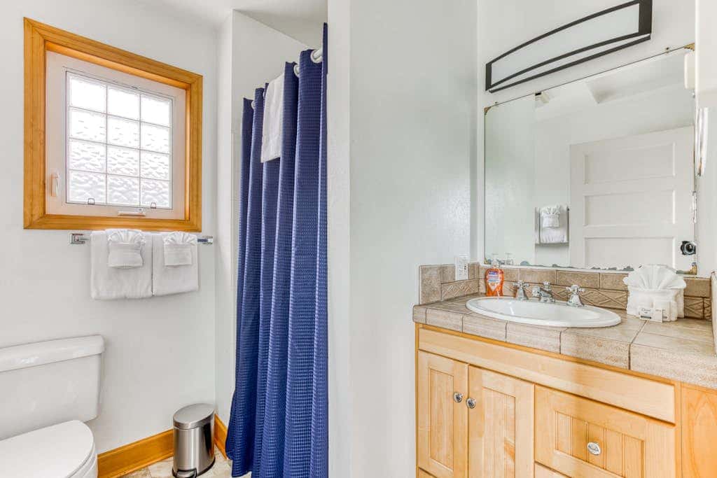 Dog-friendly home 5 blocks from the beach , game room & firepit