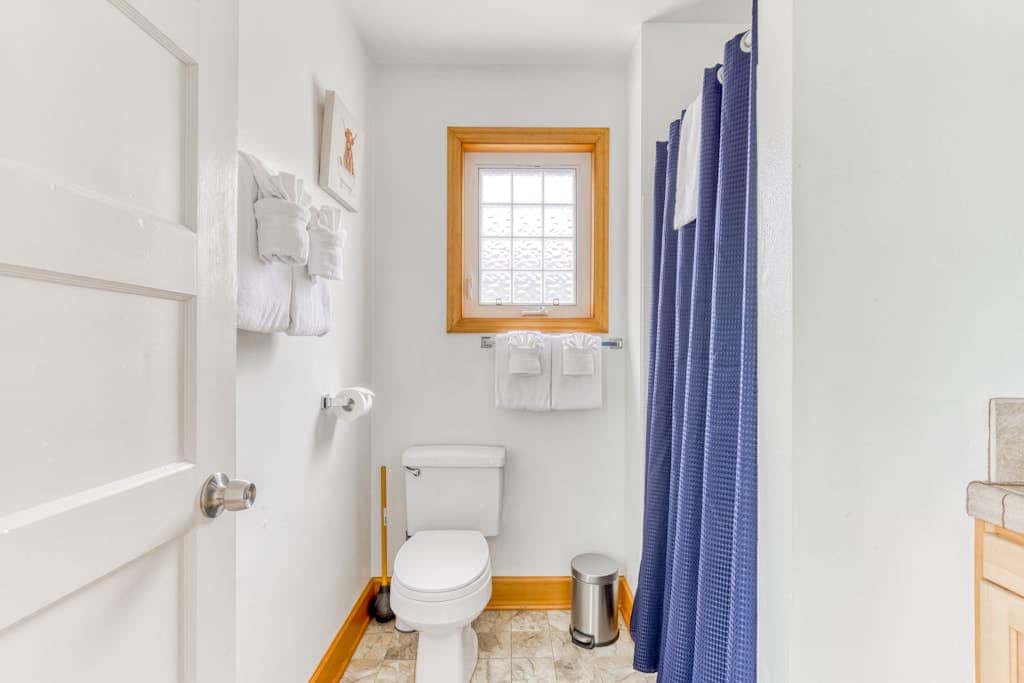 Dog-friendly home 5 blocks from the beach , game room & firepit