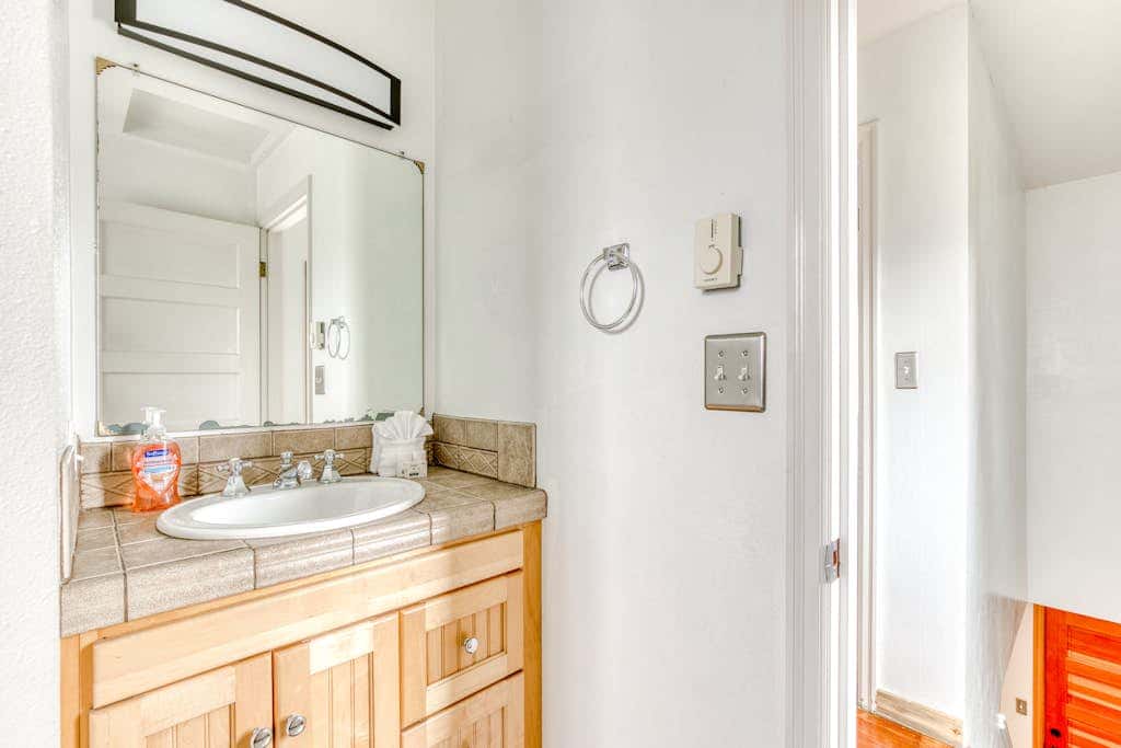 Dog-friendly home 5 blocks from the beach , game room & firepit