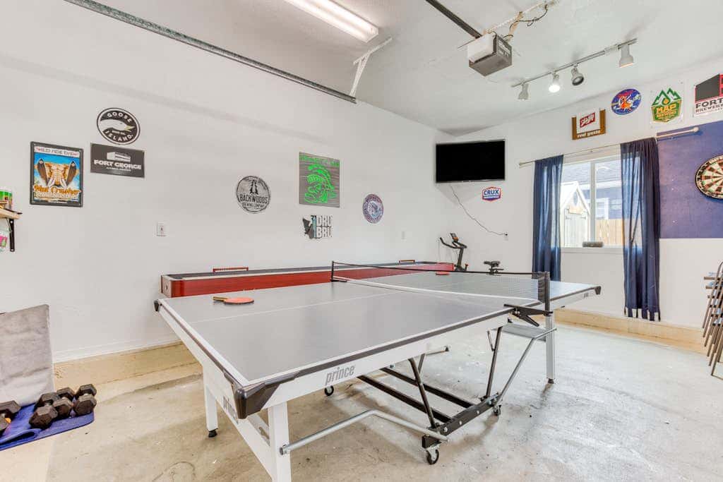 Dog-friendly home 5 blocks from the beach , game room & firepit