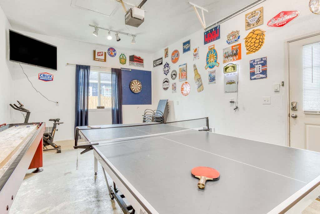 Dog-friendly home 5 blocks from the beach , game room & firepit