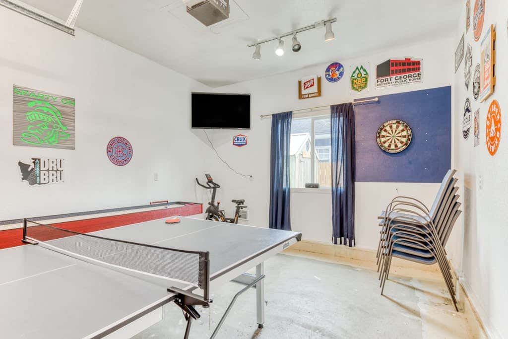 Dog-friendly home 5 blocks from the beach , game room & firepit