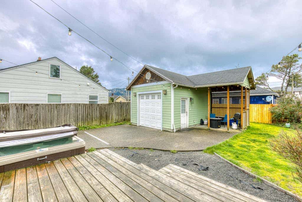 Dog-friendly home 5 blocks from the beach , game room & firepit