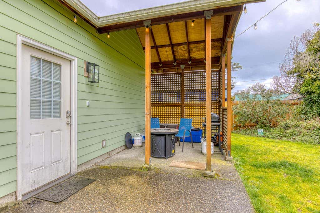 Dog-friendly home 5 blocks from the beach , game room & firepit