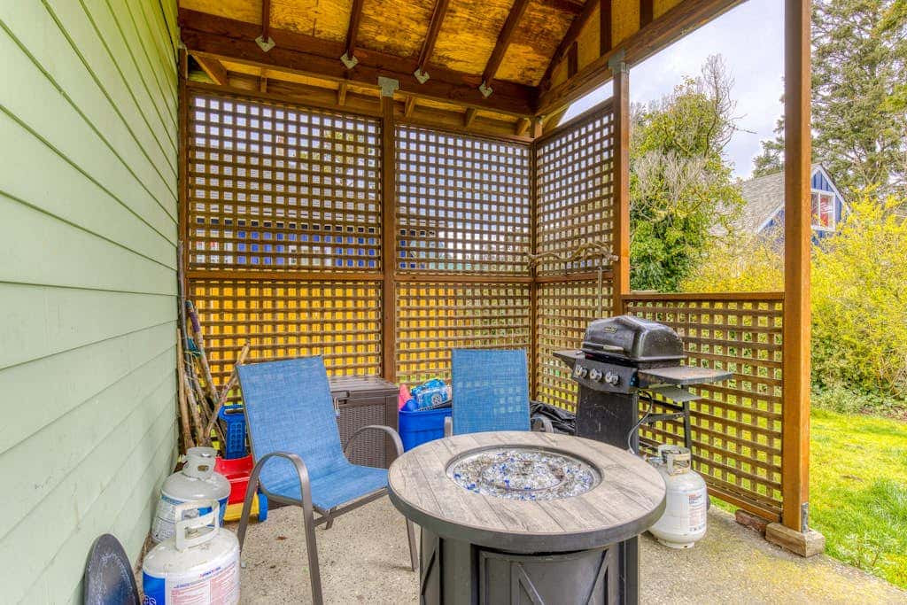 Dog-friendly home 5 blocks from the beach , game room & firepit