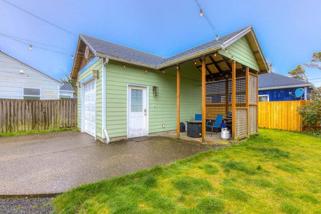 Dog-friendly home 5 blocks from the beach , game room & firepit