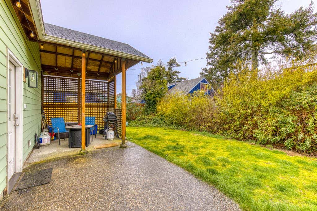 Dog-friendly home 5 blocks from the beach , game room & firepit