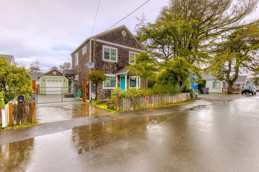 Dog-friendly home 5 blocks from the beach , game room & firepit