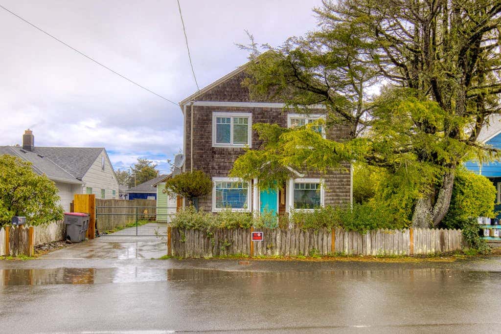 Dog-friendly home 5 blocks from the beach , game room & firepit
