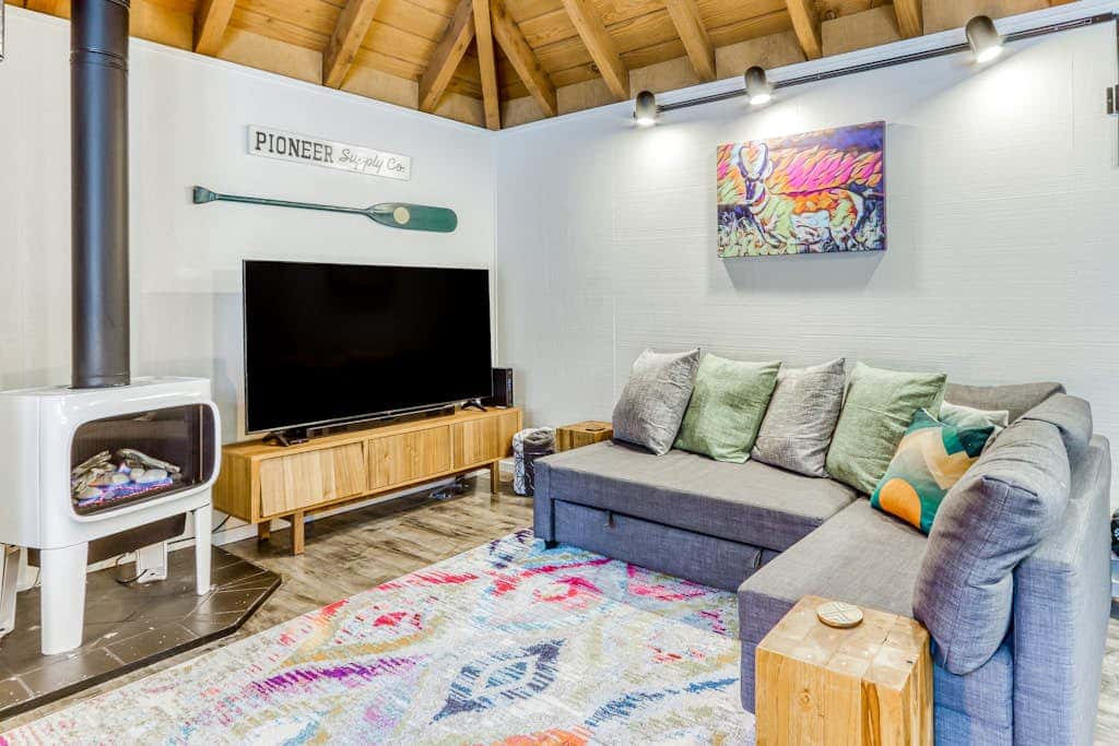 Dog-friendly home with private hot tub, fast WiFi, gas fireplace & SHARC passes