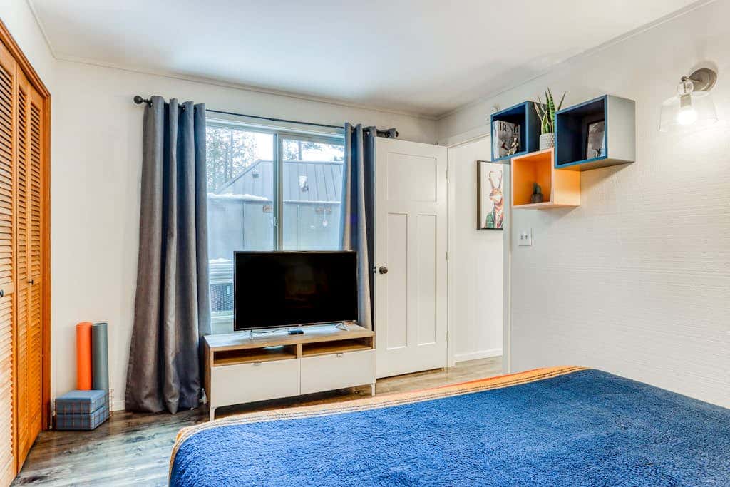 Dog-friendly home with private hot tub, fast WiFi, gas fireplace & SHARC passes