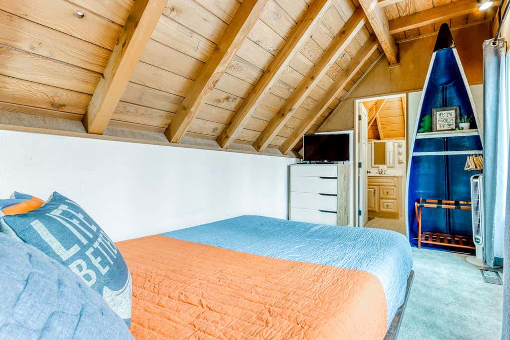 Dog-friendly home with private hot tub, fast WiFi, gas fireplace & SHARC passes