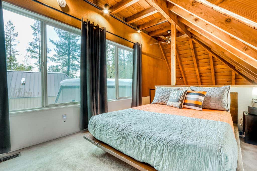 Dog-friendly home with private hot tub, fast WiFi, gas fireplace & SHARC passes