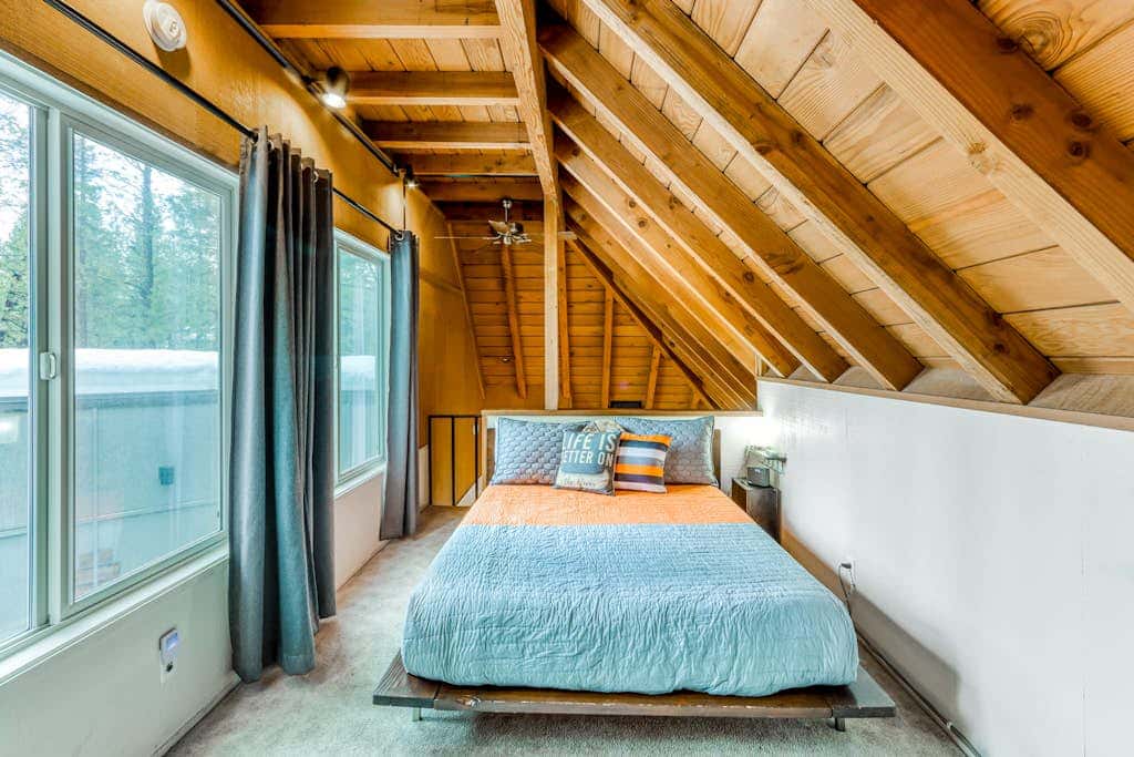 Dog-friendly home with private hot tub, fast WiFi, gas fireplace & SHARC passes