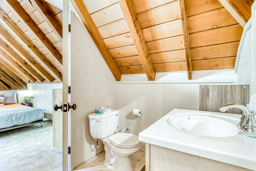 Dog-friendly home with private hot tub, fast WiFi, gas fireplace & SHARC passes