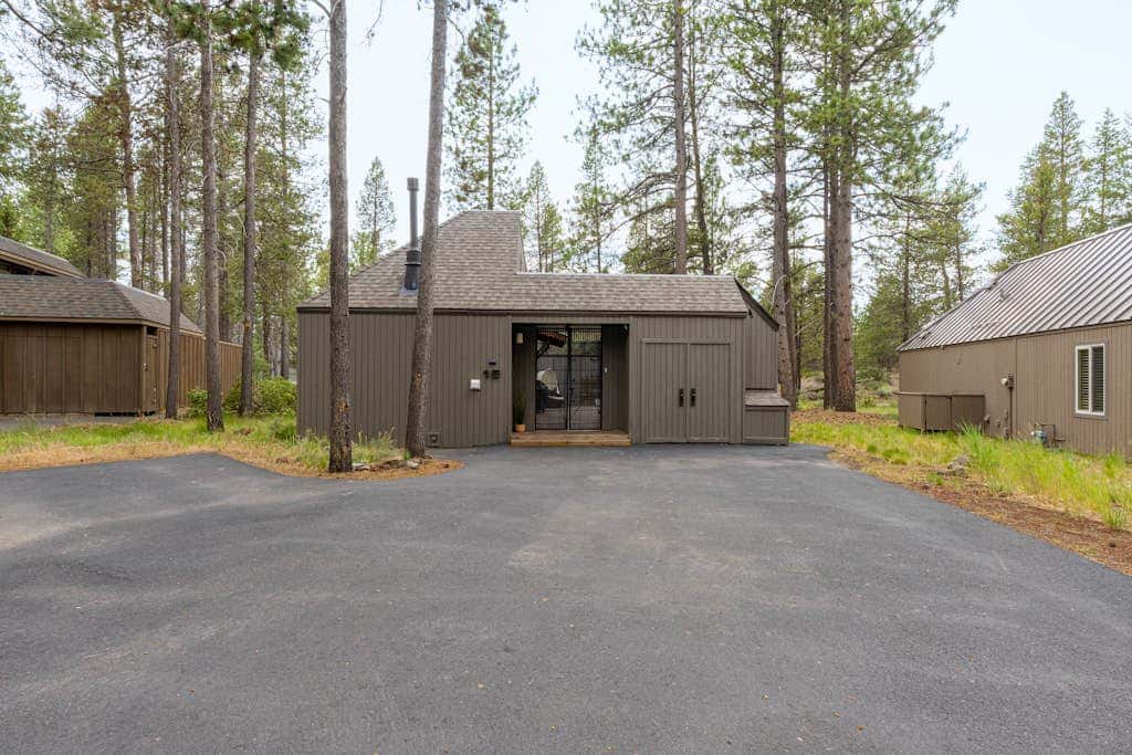 Dog-friendly home with private hot tub, fast WiFi, gas fireplace & SHARC passes