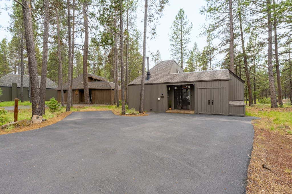 Dog-friendly home with private hot tub, fast WiFi, gas fireplace & SHARC passes
