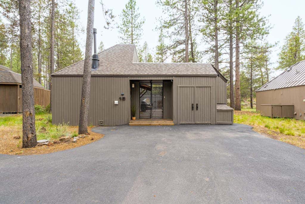 Dog-friendly home with private hot tub, fast WiFi, gas fireplace & SHARC passes