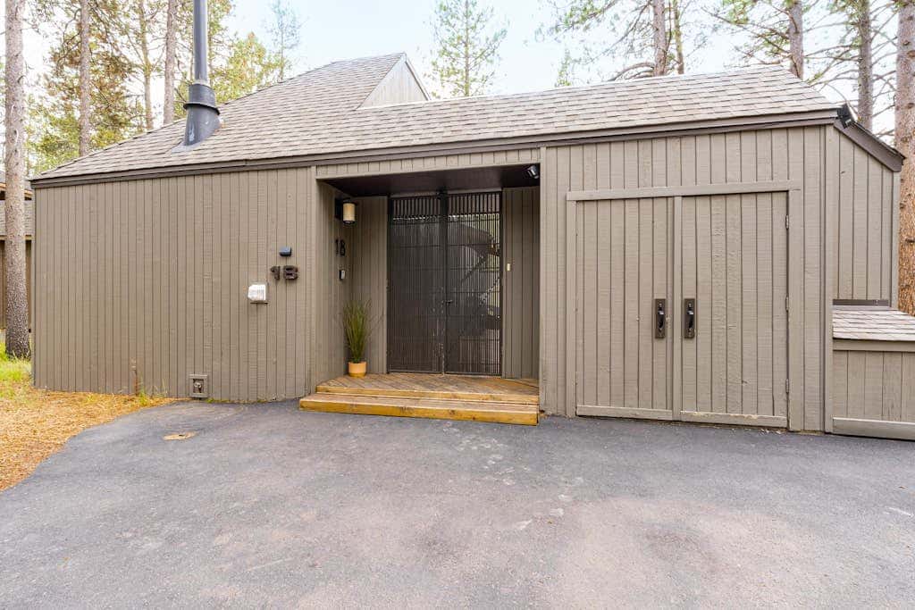 Dog-friendly home with private hot tub, fast WiFi, gas fireplace & SHARC passes