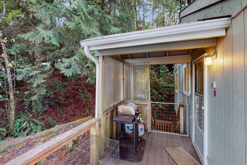 Dog-friendly lakefront home w/ convenient location & private deck