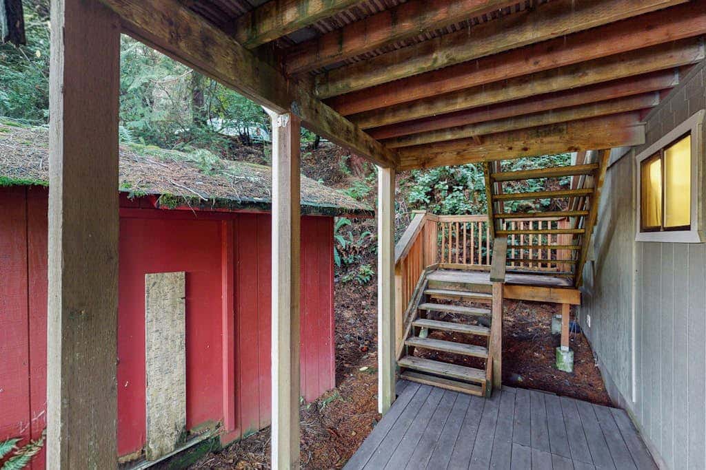 Dog-friendly lakefront home w/ convenient location & private deck