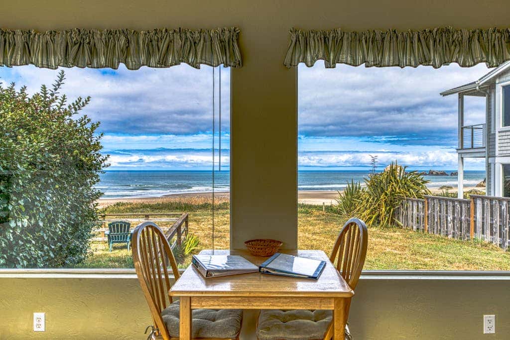 Inviting dog-friendly studio with unobstructed ocean views