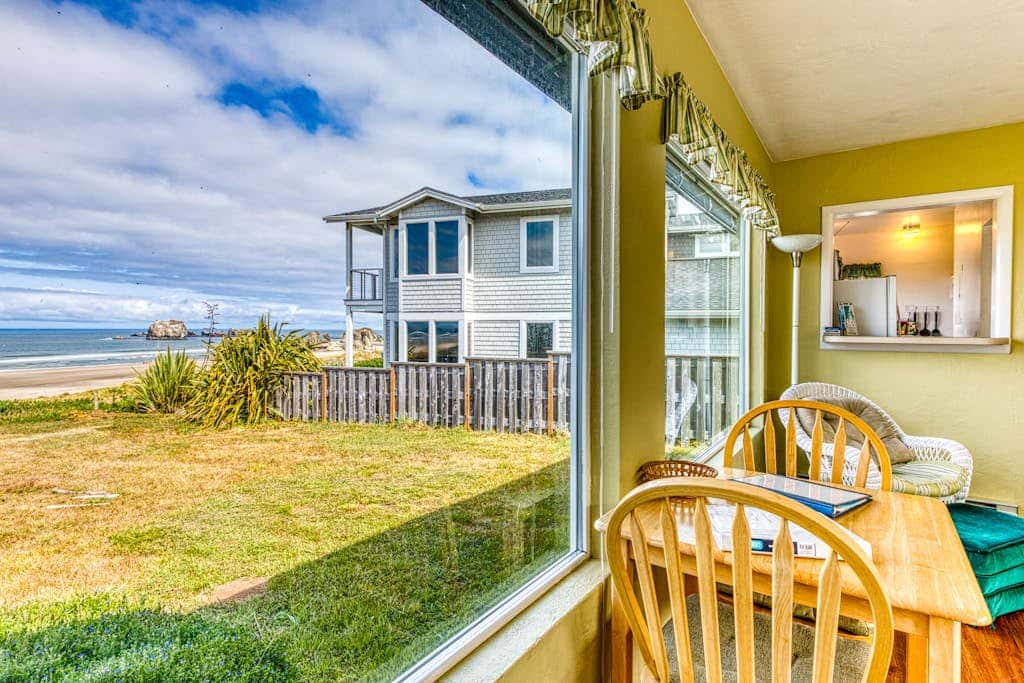 Inviting dog-friendly studio with unobstructed ocean views