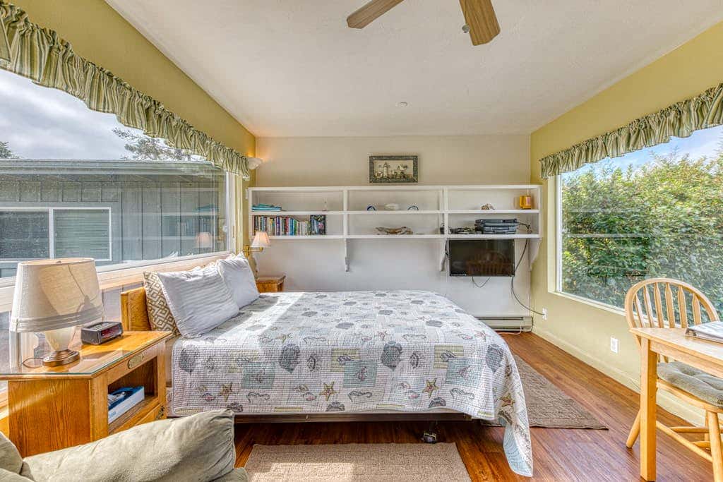 Inviting dog-friendly studio with unobstructed ocean views