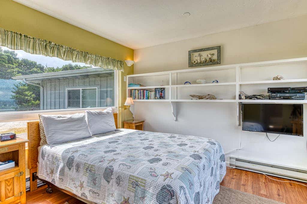 Inviting dog-friendly studio with unobstructed ocean views