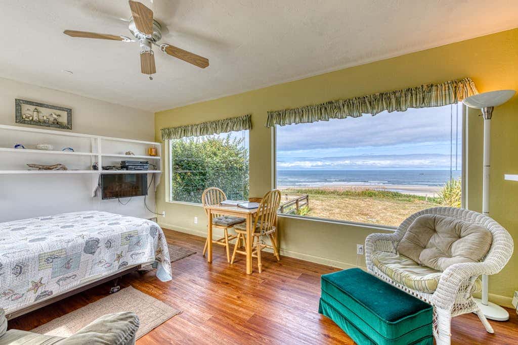 Inviting dog-friendly studio with unobstructed ocean views