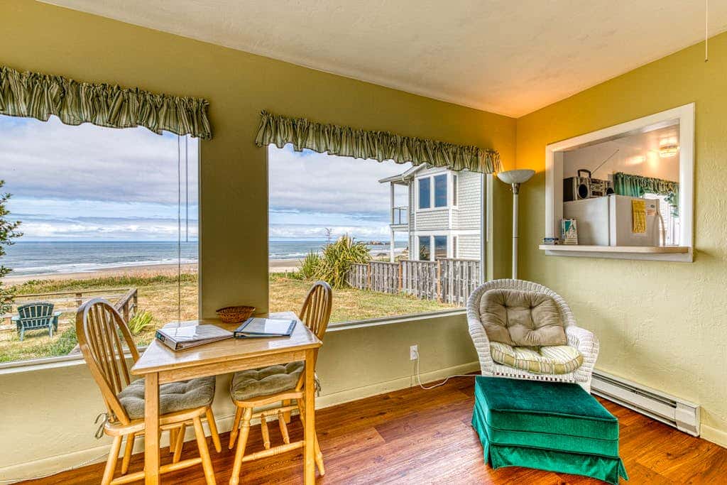 Inviting dog-friendly studio with unobstructed ocean views