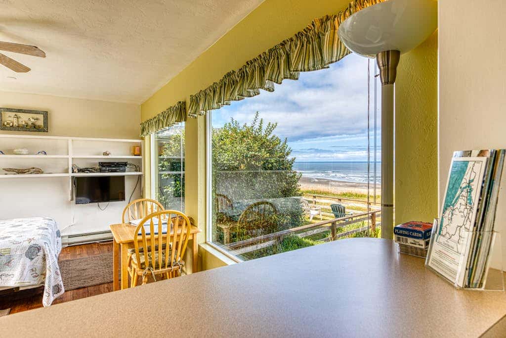 Inviting dog-friendly studio with unobstructed ocean views
