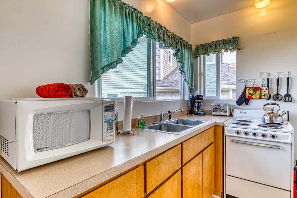 Inviting dog-friendly studio with unobstructed ocean views