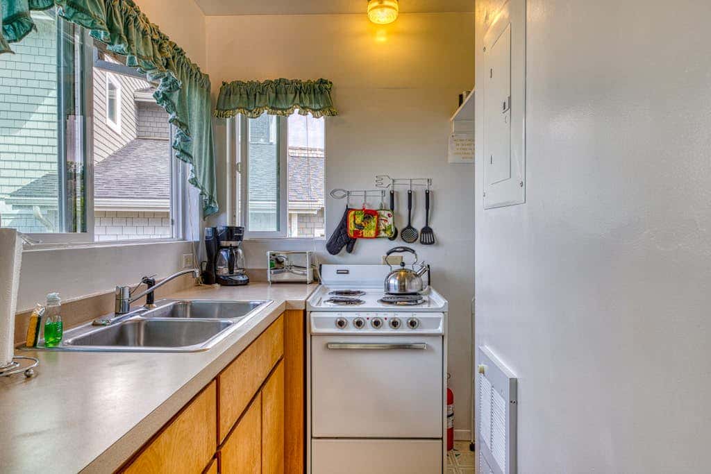 Inviting dog-friendly studio with unobstructed ocean views