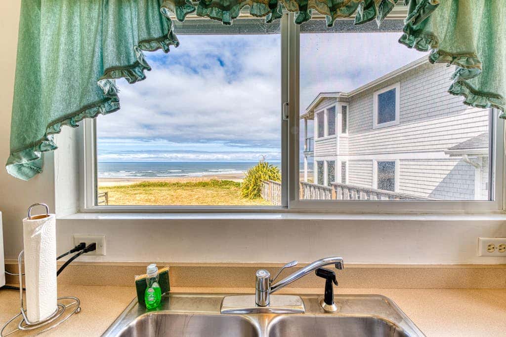 Inviting dog-friendly studio with unobstructed ocean views