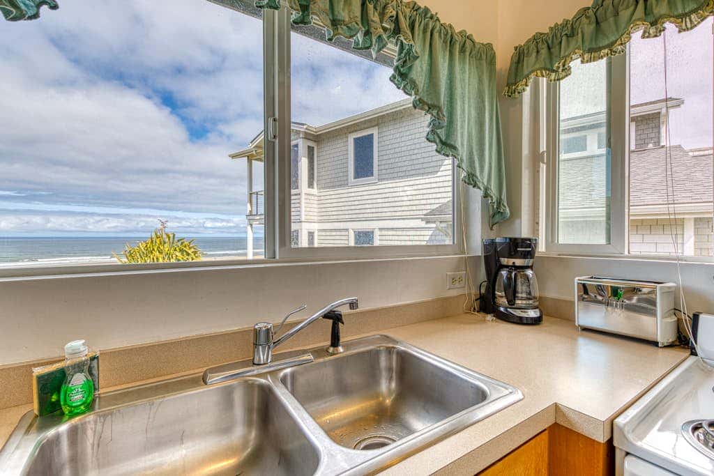Inviting dog-friendly studio with unobstructed ocean views