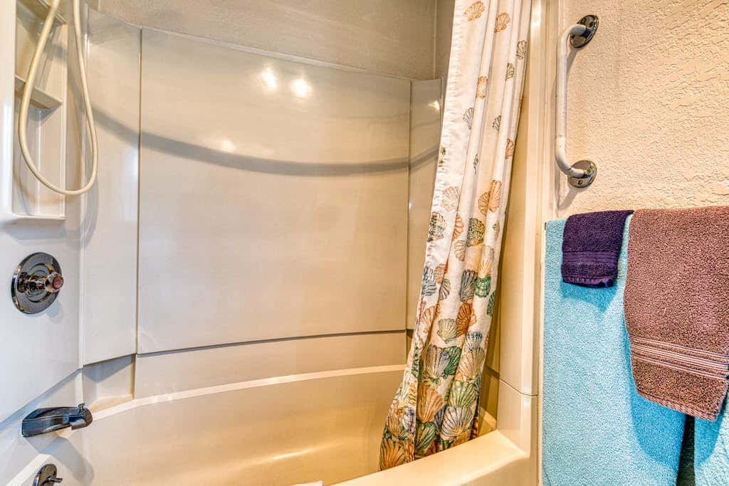 Inviting dog-friendly studio with unobstructed ocean views