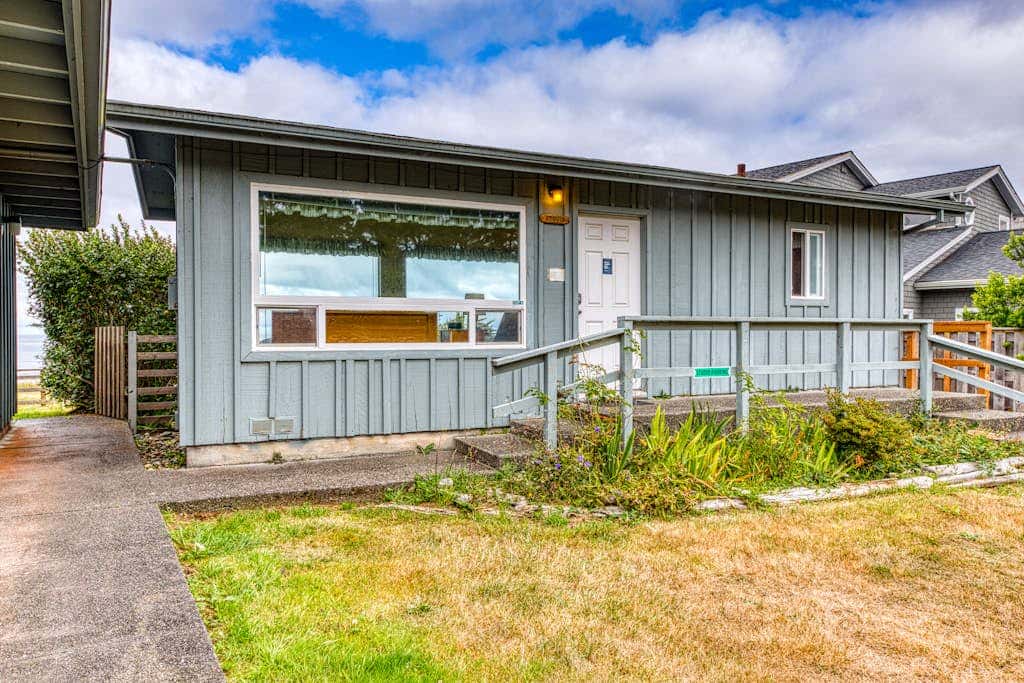 Inviting dog-friendly studio with unobstructed ocean views