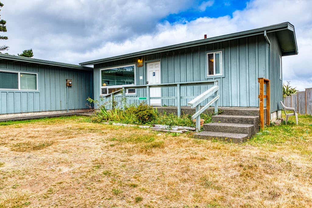 Inviting dog-friendly studio with unobstructed ocean views