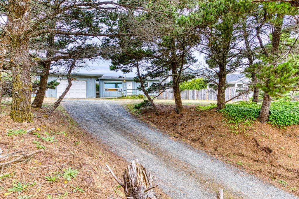 Inviting dog-friendly studio with unobstructed ocean views