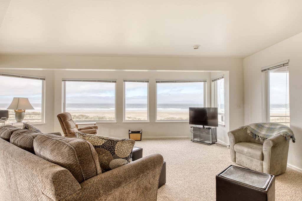 Oceanfront dog-friendly house w/deck overlooking the water