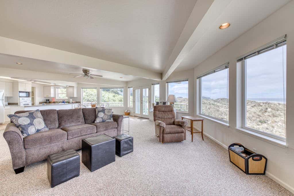 Oceanfront dog-friendly house w/deck overlooking the water