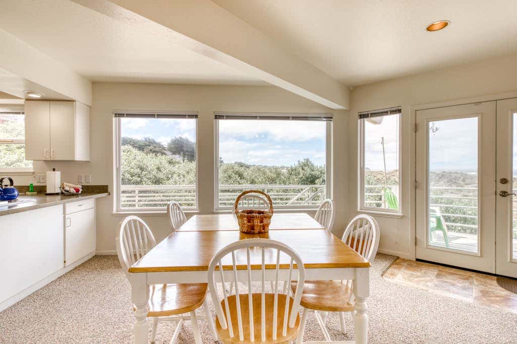 Oceanfront dog-friendly house w/deck overlooking the water