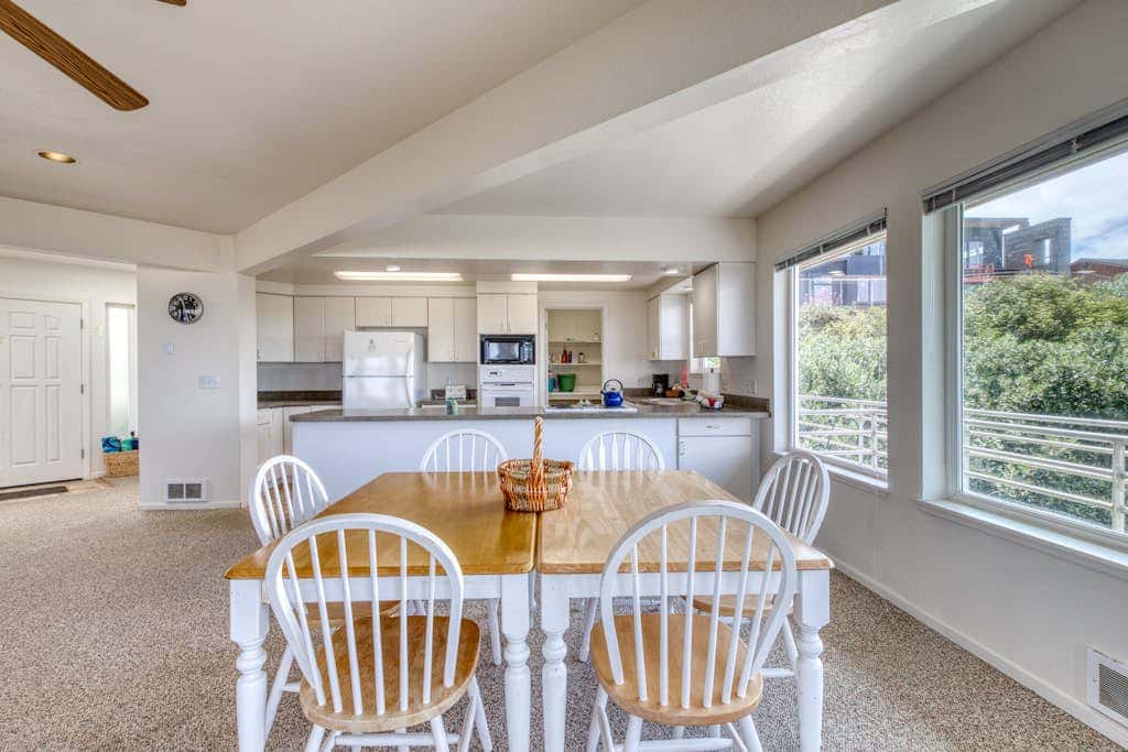 Oceanfront dog-friendly house w/deck overlooking the water