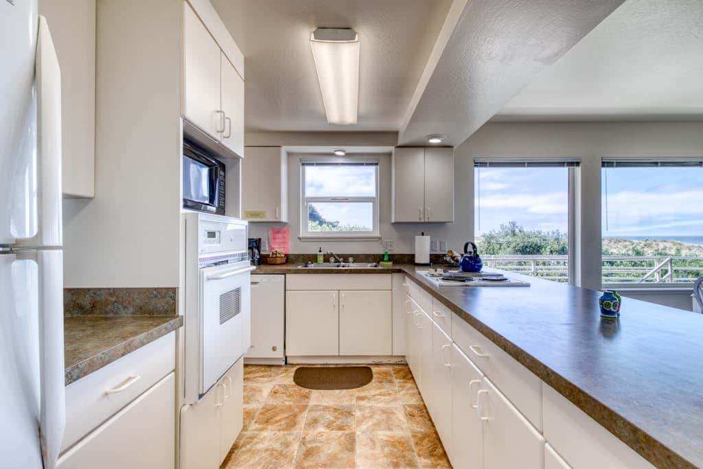 Oceanfront dog-friendly house w/deck overlooking the water