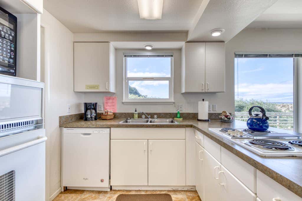Oceanfront dog-friendly house w/deck overlooking the water