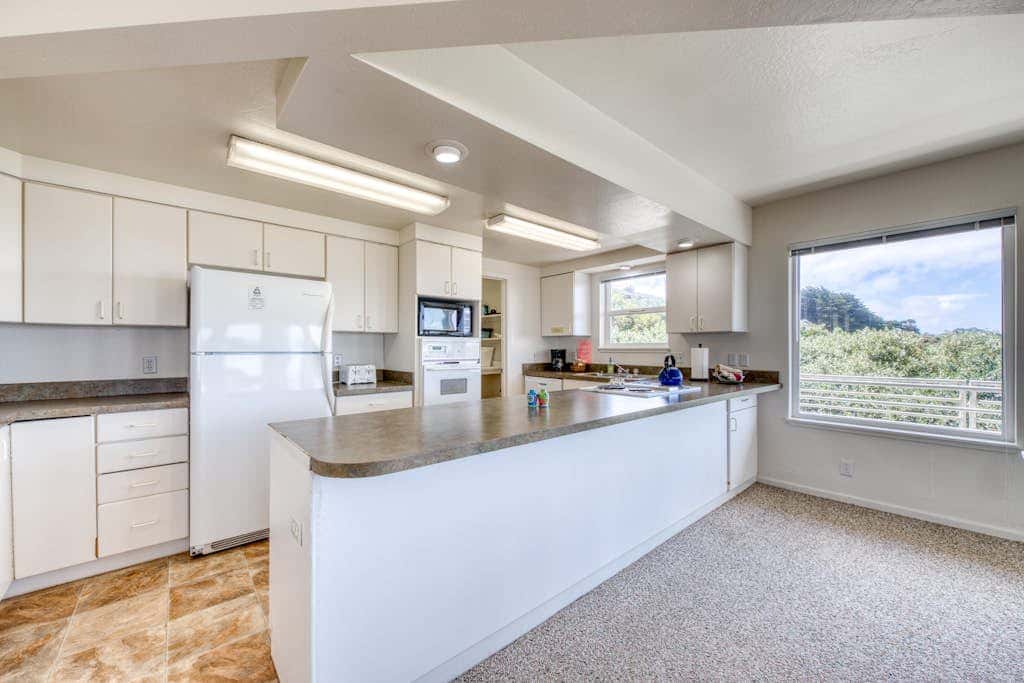 Oceanfront dog-friendly house w/deck overlooking the water