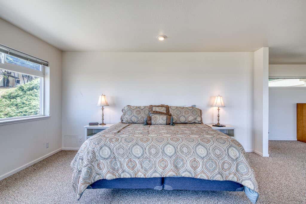 Oceanfront dog-friendly house w/deck overlooking the water