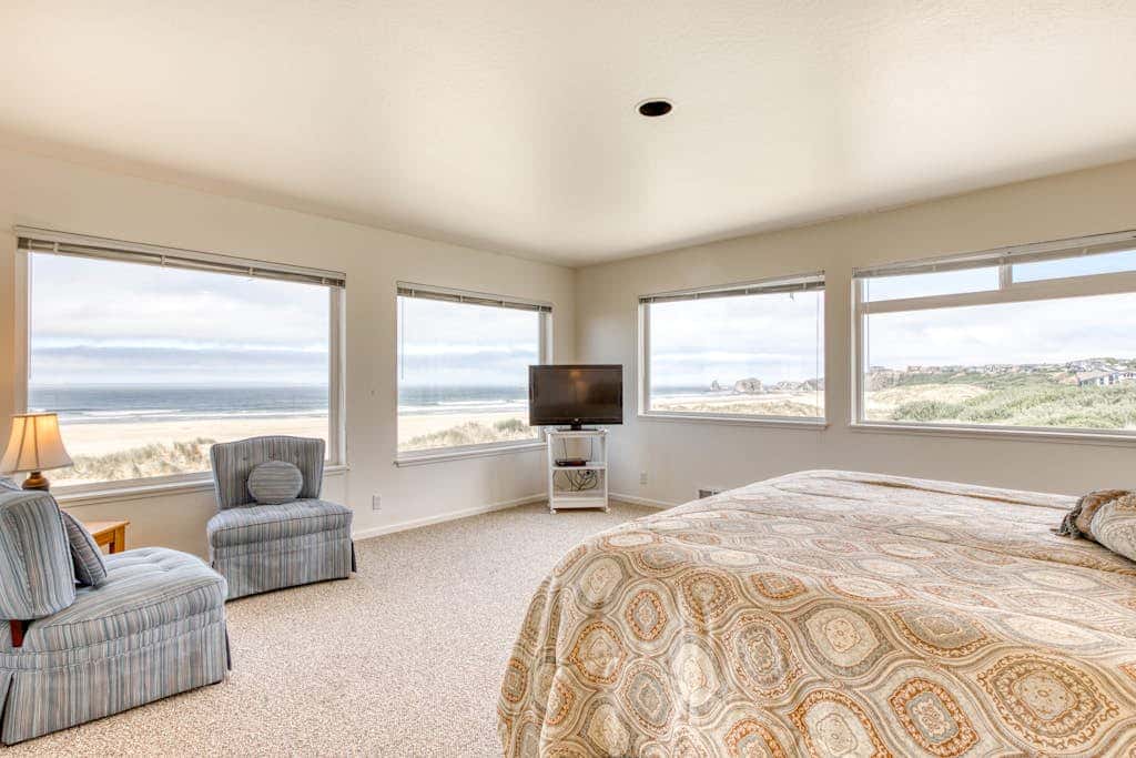 Oceanfront dog-friendly house w/deck overlooking the water