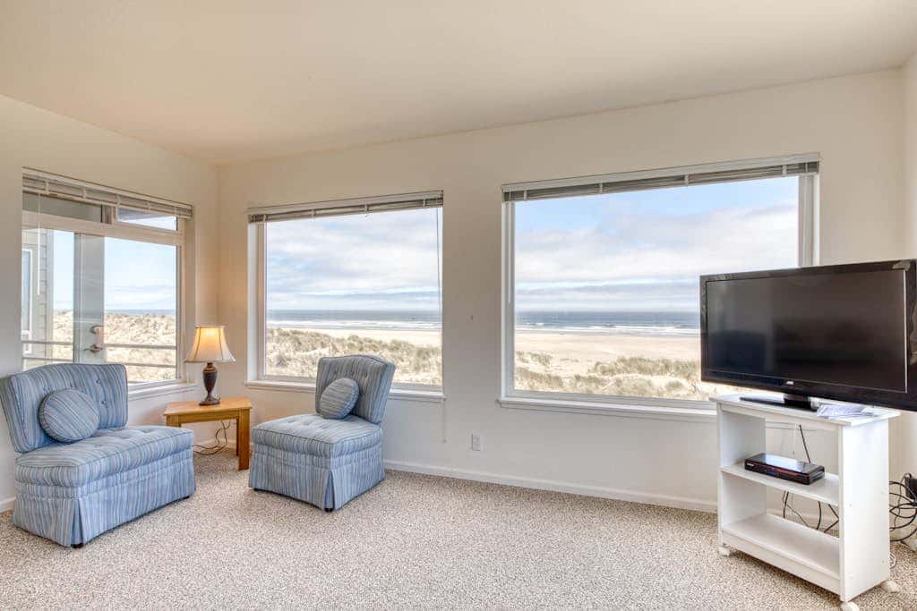 Oceanfront dog-friendly house w/deck overlooking the water